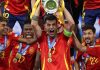 Alvaro Morata mengangkat trofi Euro 2024
