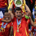 Alvaro Morata mengangkat trofi Euro 2024