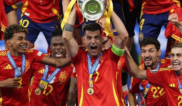 Alvaro Morata mengangkat trofi Euro 2024