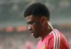 Amad Diallo tertunduk di laga Manchester United vs Hongkong