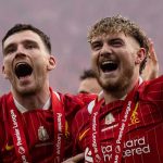 Andrew Robertson merayakan gelar Premier League bersama Harvey Elliot