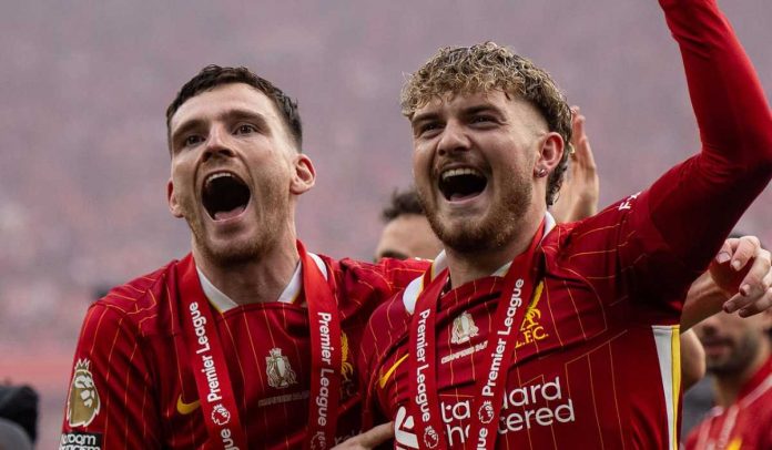 Andrew Robertson merayakan gelar Premier League bersama Harvey Elliot