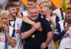 Ange Postecoglou saat merayakan trofi Liga Europa bersama para pemain Tottenham
