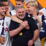 Ange Postecoglou saat merayakan trofi Liga Europa bersama para pemain Tottenham