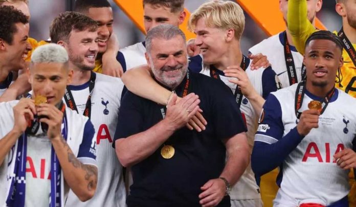 Ange Postecoglou saat merayakan trofi Liga Europa bersama para pemain Tottenham