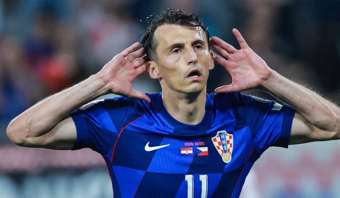 Ante Budimir merayakan golnya untuk Kroasia