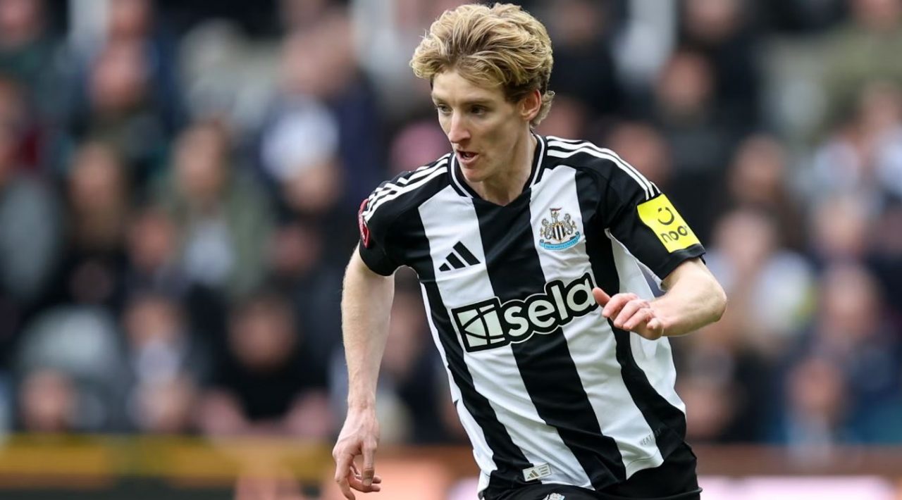 Anthony Gordon pemain Newcastle United