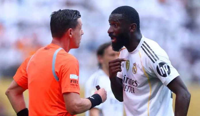 Antonio Rudiger berbicara dengan wasit di Piala Dunia Antar Klub FIFA