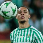 Antony mengontrol bola di laga final Piala Konferensi Eropa