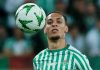 Antony mengontrol bola udara di laga Betis vs Chelsea