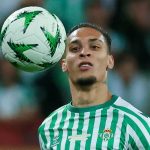 Antony mengontrol bola udara di laga Betis vs Chelsea