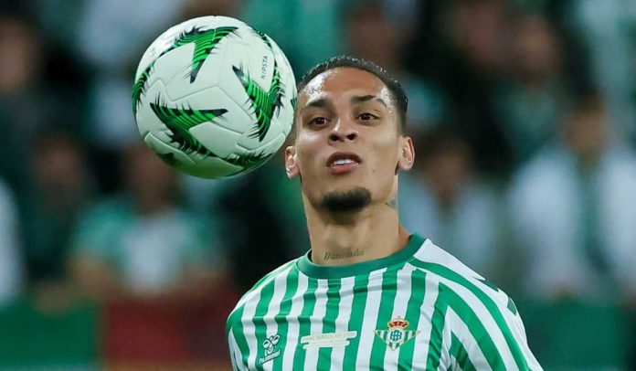 Antony mengontrol bola udara di laga Betis vs Chelsea