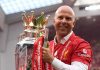 Arne Slot mengangkat trofi Premier League