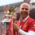 Arne Slot mengangkat trofi Premier League