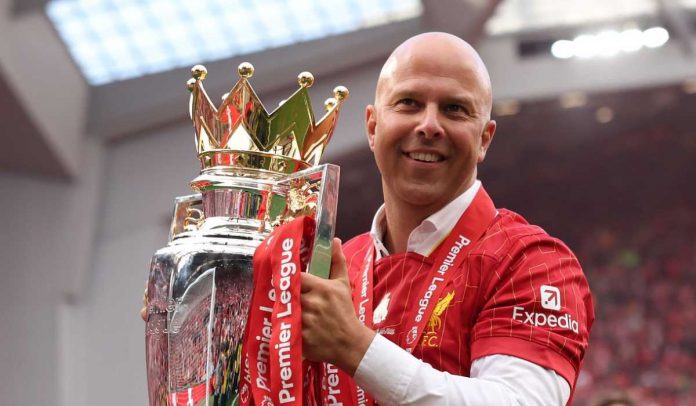 Arne Slot mengangkat trofi Premier League
