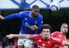 Beto memenangi duel udara melawan Harry Maguire dan Leny Yoro