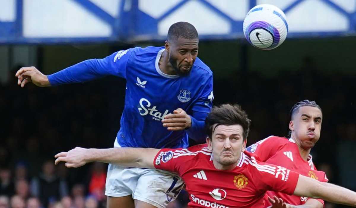 Beto memenangi duel udara melawan Harry Maguire dan Leny Yoro