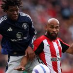 Bryan Mbeumo berebut bola dengan Patrick Dorgu