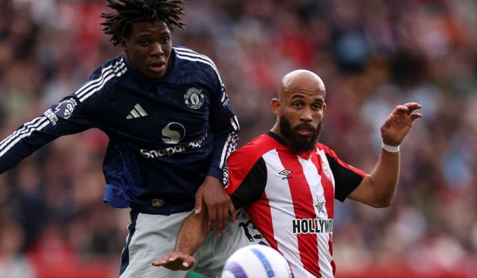 Bryan Mbeumo berebut bola dengan Patrick Dorgu dari Manchester United