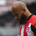 Bryan Mbeumo bersiap mengeksekusi bola mati