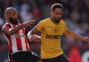 Bryan Mbeumo mencoba merebut bola dari Matheus Cunha'