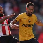 Bryan Mbeumo mencoba merebut bola dari Matheus Cunha'
