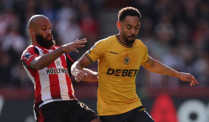 Bryan Mbeumo mencoba merebut bola dari Matheus Cunha'