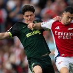 Christian Norgaard merebut bola dari Gabriel Martinelli