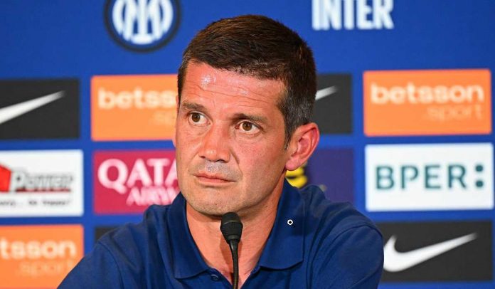 Cristian Chivu dalam perkenalan sebagai pelatih baru Inter