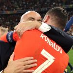 Cristiano Ronaldo memeluk Roberto Martinez usai Portugal juara Nations League