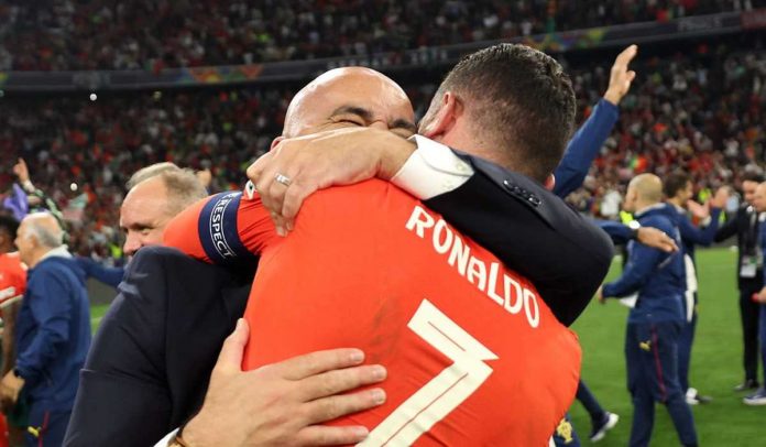 Cristiano Ronaldo memeluk Roberto Martinez usai Portugal juara Nations League