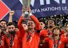 Cristiano Ronaldo mengangkat trofi UEFA Nations League