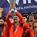 Cristiano Ronaldo mengangkat trofi UEFA Nations League
