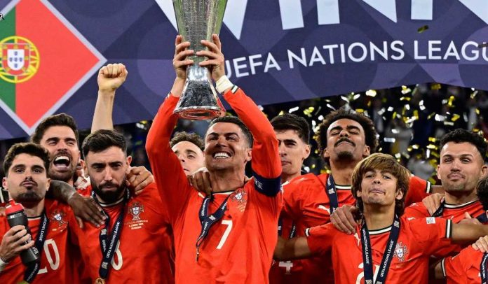 Cristiano Ronaldo mengangkat trofi UEFA Nations League