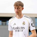 Dean Huijsen saat diperkenalkan sebagai pemain baru Real Madrid