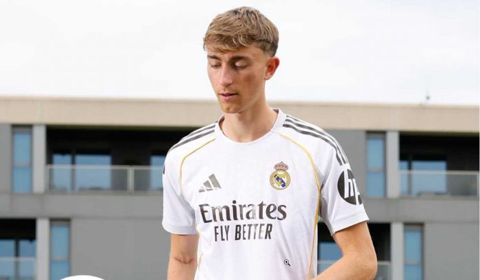 Dean Huijsen saat diperkenalkan sebagai pemain baru Real Madrid
