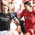 Dominik Szoboszlai menggiring bola dikawal Martin Odegaard