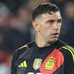 Emiliano Martinez diminati Chelsea dan Manchester United