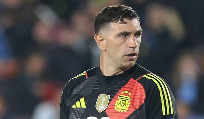 Emiliano Martinez diminati Chelsea dan Manchester United