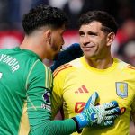Emiliano Martinez ditenangkan Altay Bayindir usai kena kartu merah