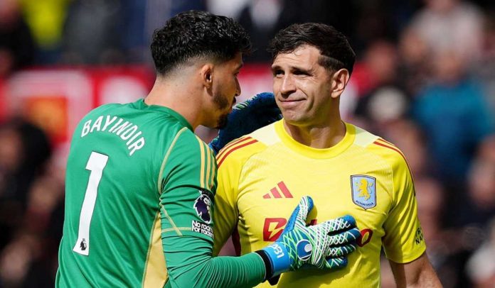 Emiliano Martinez ditenangkan Altay Bayindir usai kena kartu merah