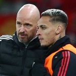 Erik ten Hag memberikan instruksi taktis ke Antony