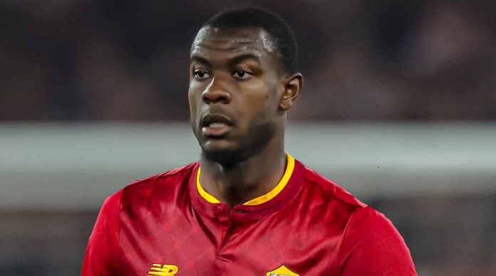 Evan Ndicka pemain AS Roma