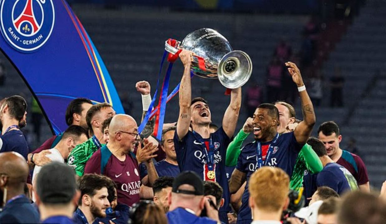 Fabian Ruiz pemain PSG saat mengangkat trofi Liga Champions