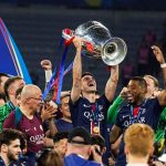 Fabian Ruiz pemain PSG saat mengangkat trofi Liga Champions