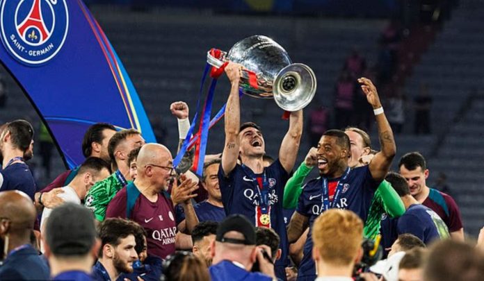 Fabian Ruiz pemain PSG saat mengangkat trofi Liga Champions