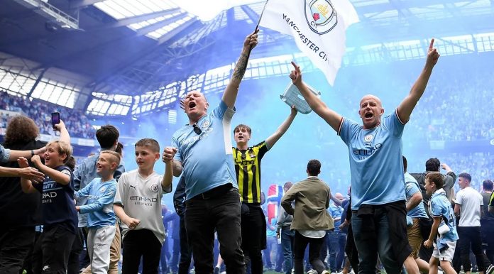 Fans Manchester City di Etihad Stadium