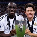 Ferland Mendy rayakan trofi Piala Super Spanyol bersama Fran Garcia