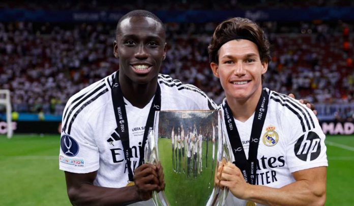 Ferland Mendy rayakan trofi Piala Super Spanyol bersama Fran Garcia