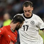 Florian Wirtz berusaha melewati Bernardo Silva